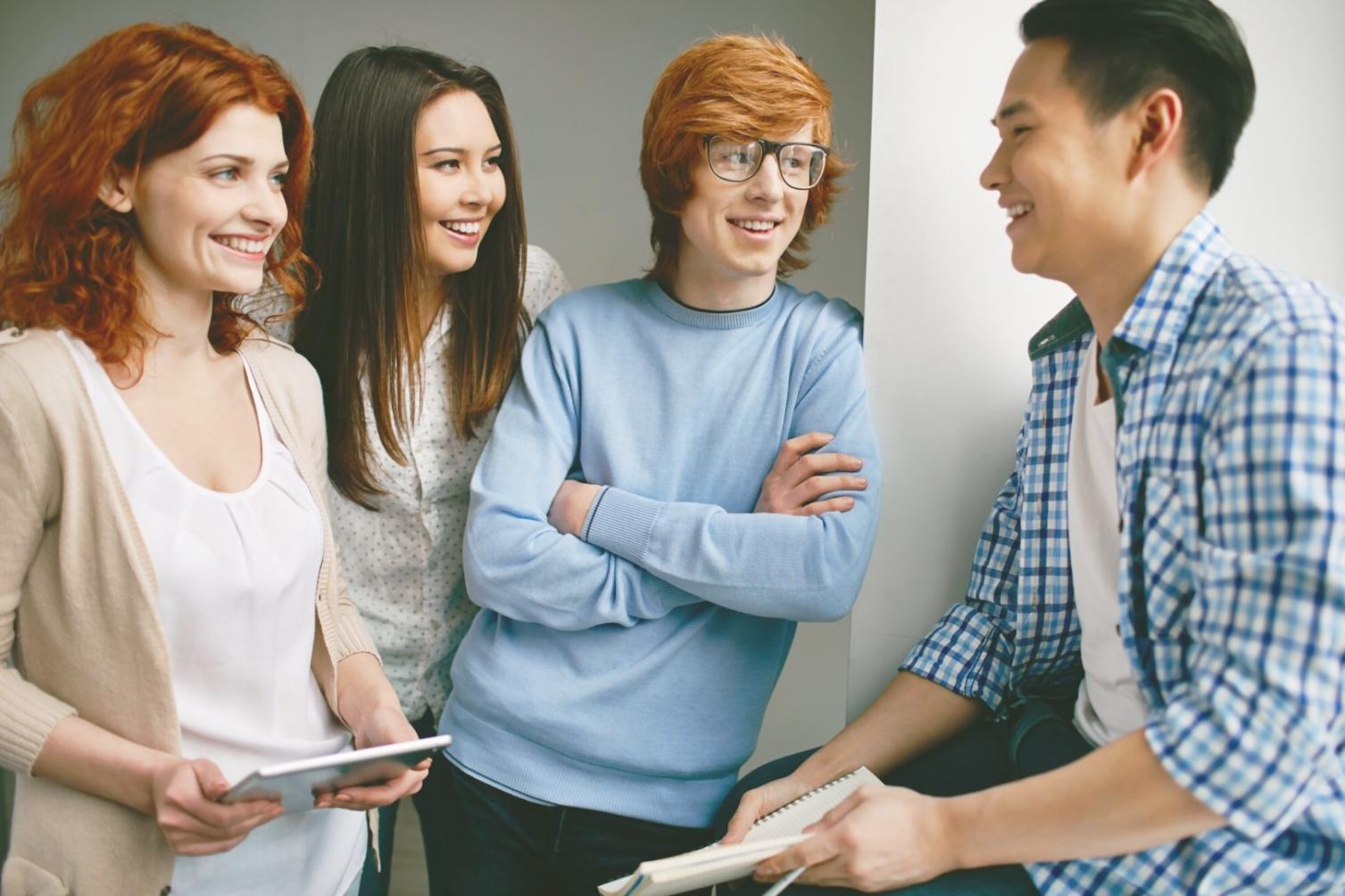 Espacio de trabajo organizado con recursos de estudio financiero